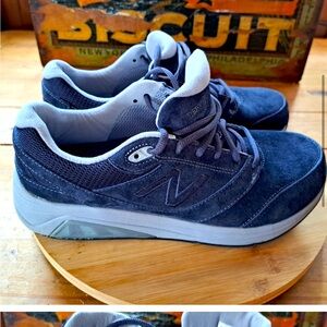 EUC New Balance Sneakers, Women Size 10, 928v3 Walking Shoe Blue Gray Grey Suede